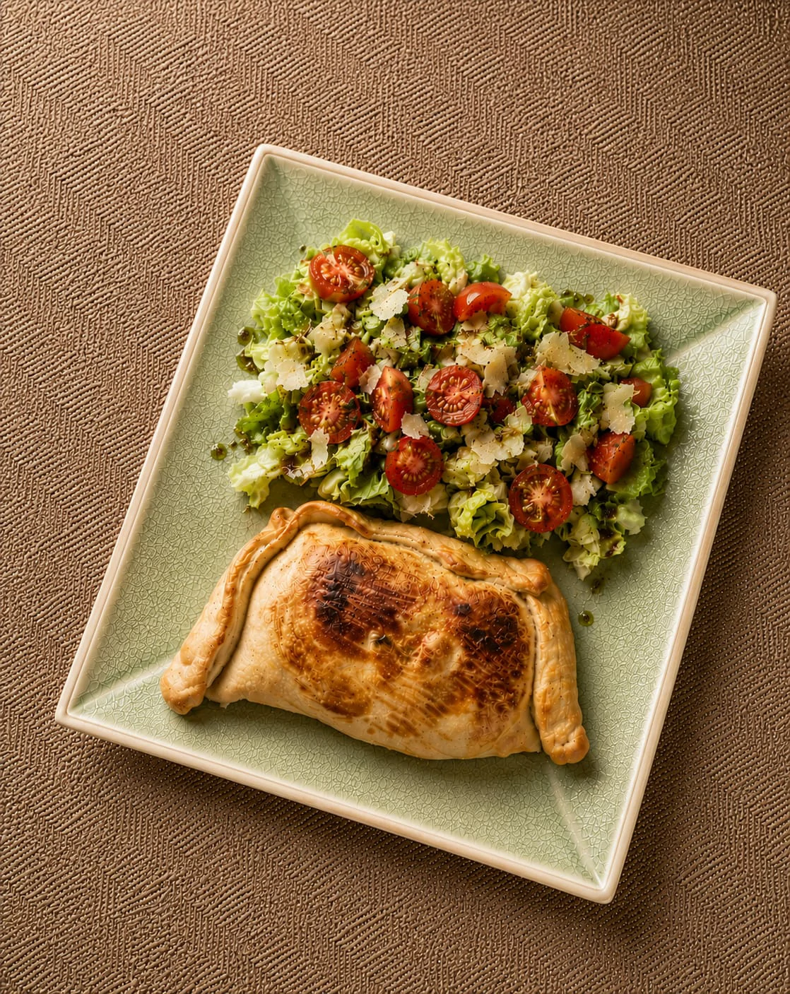 Empanada artisanale de Lorena servie avec une salade