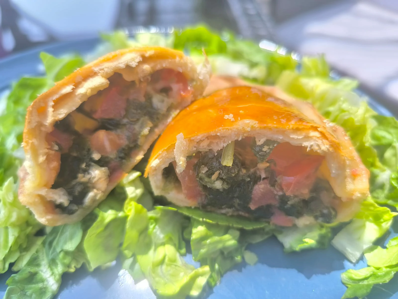 Empanada artisanale tomate mozzarella épinards ouverte