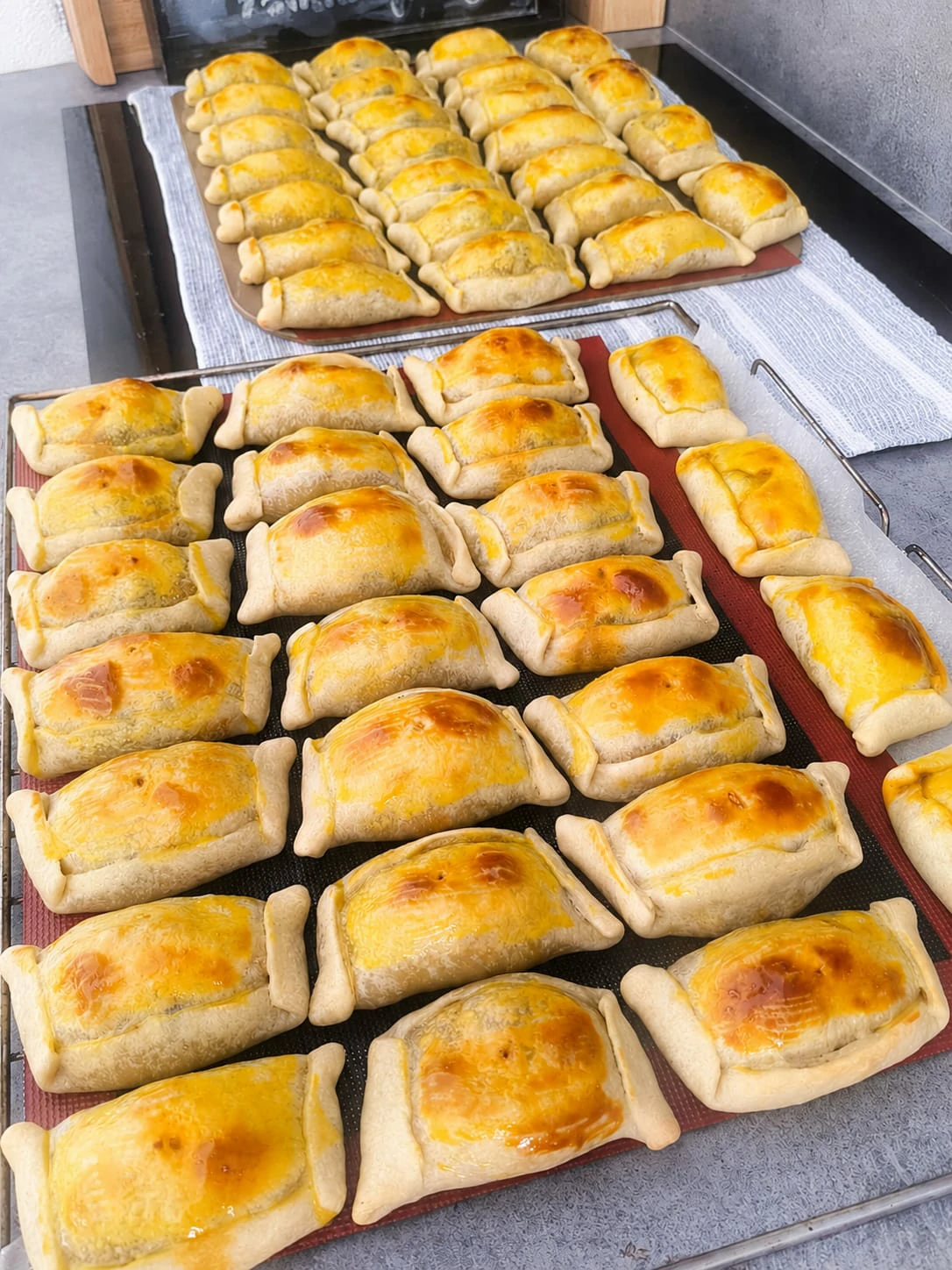 Empanadas artisanales préparées maison dans la cuisine de Lorena