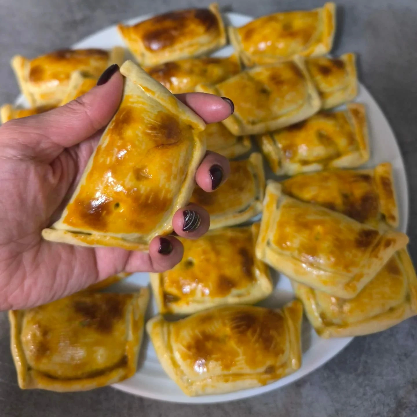 Petite empanada artisanale chilienne préparée par Lorena