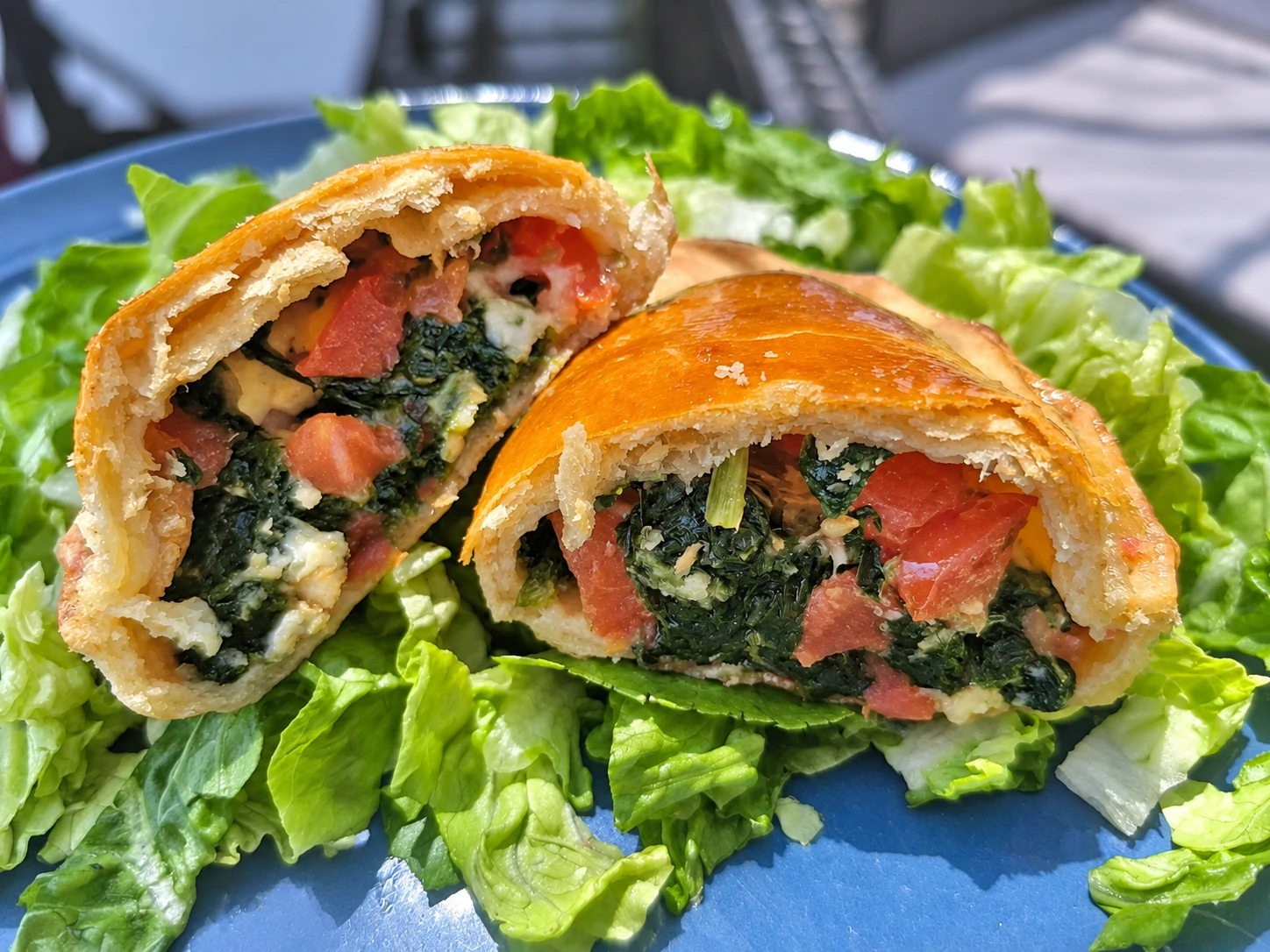 Empanada artisanale tomate, mozzarella et épinards ouverte