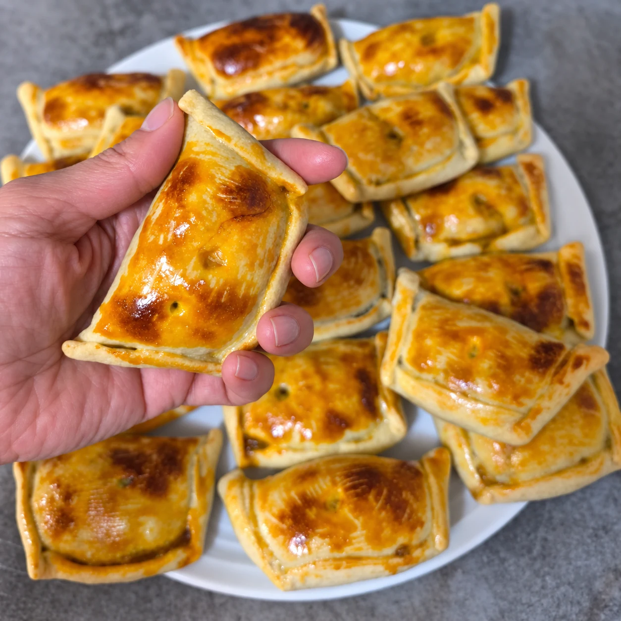 Petite empanada artisanale chilienne préparée par Lorena